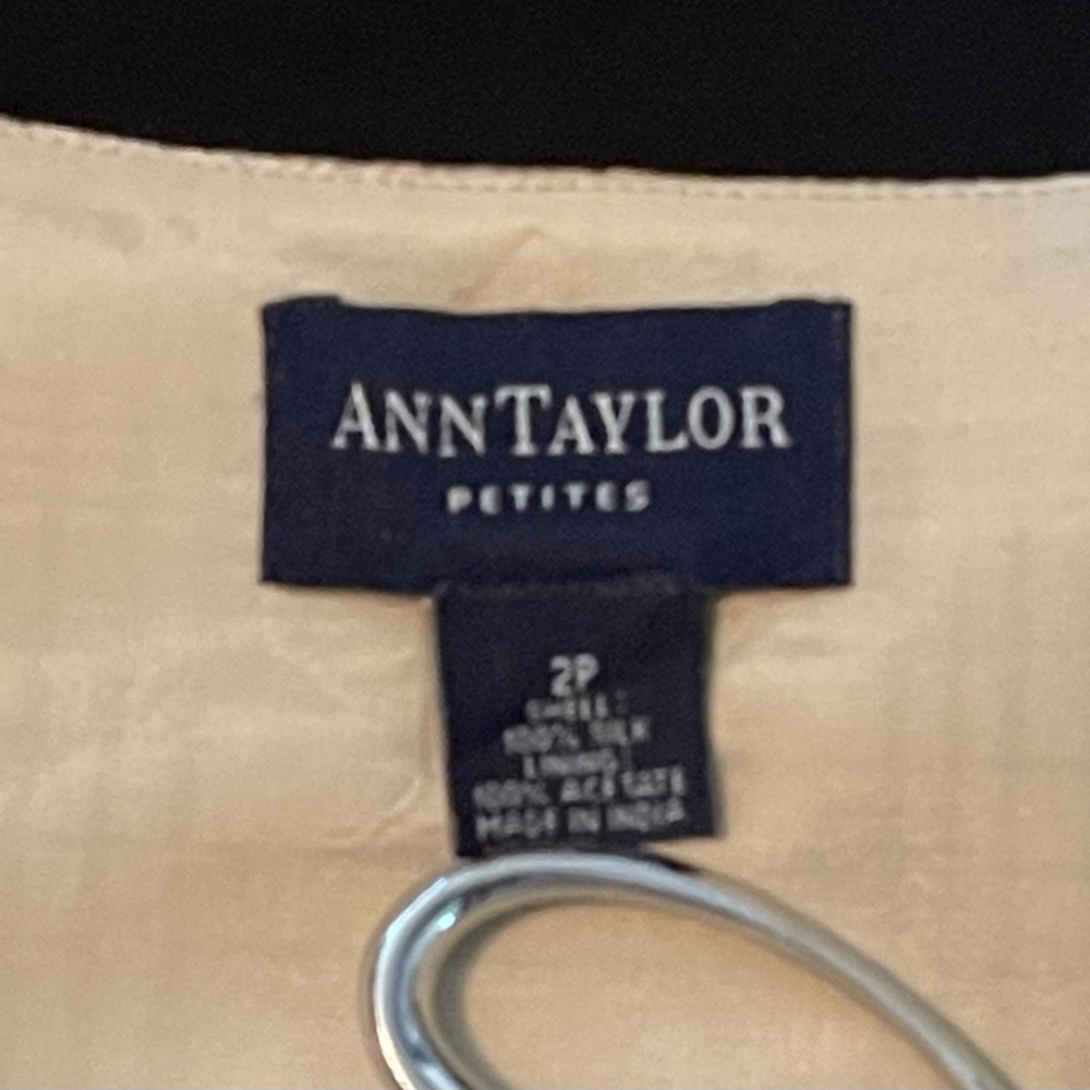 EUC Ann Taylor 100% Raw Silk Gold and Cream Fitted Sleeveless Crop Top - Picture 4 of 7